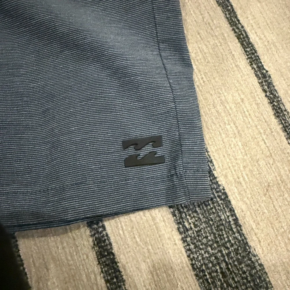 Billabong Men's Flat Front Shorts (4 pairs) Size 24 - Picture 2 of 4